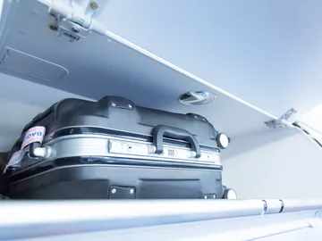 Maleta de mano en la cabina del avión Maleta de mano en la cabina del avión