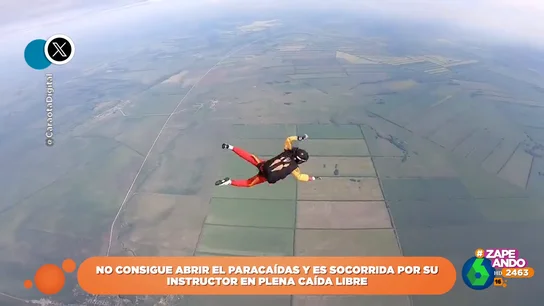La rápida actuación de un instructor que ayuda a una joven en plena caída libre a abrir su paracaídas La rápida actuación de un instructor que ayuda a una joven en plena caída libre a abrir su paracaídas