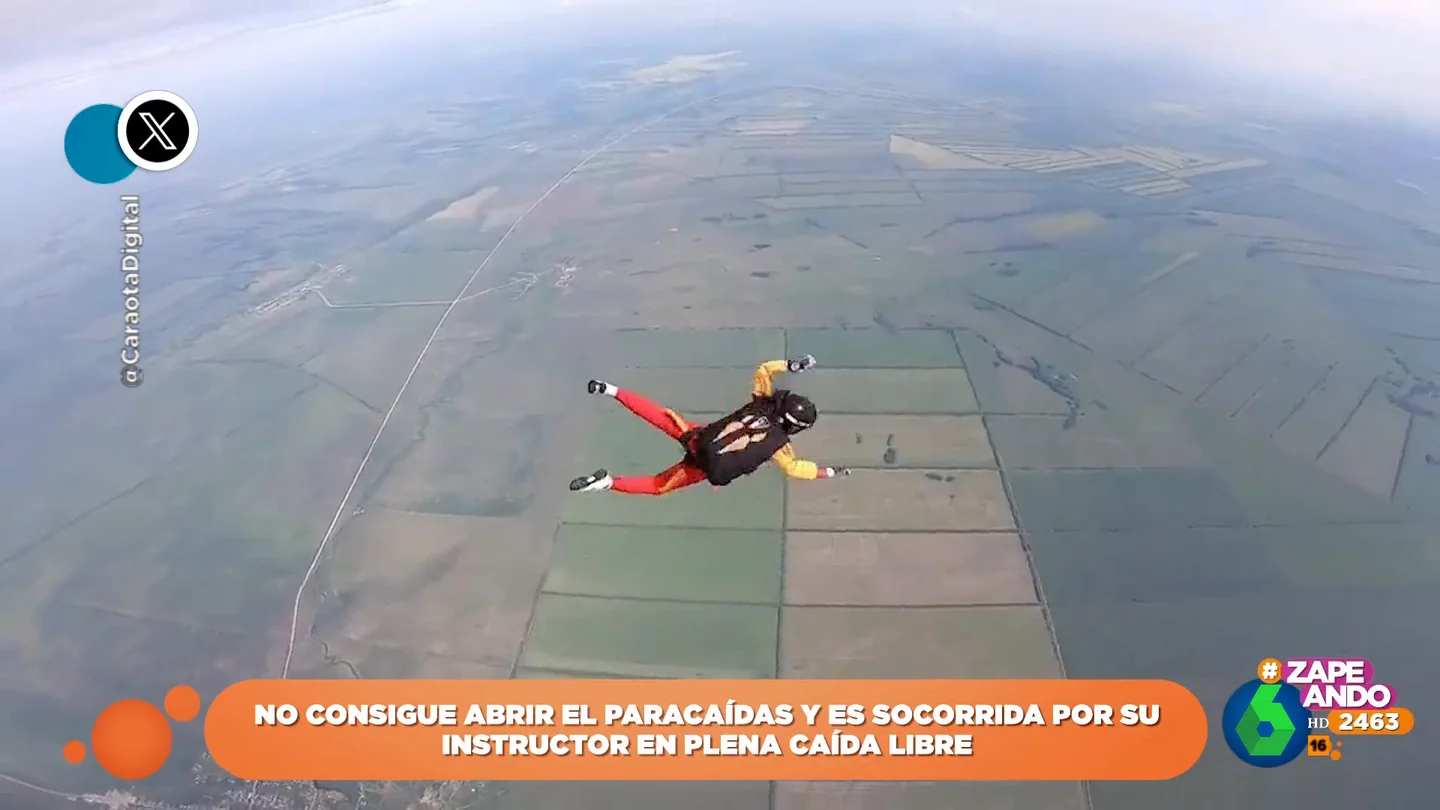 La rápida actuación de un instructor que ayuda a una joven en plena caída libre a abrir su paracaídas La rápida actuación de un instructor que ayuda a una joven en plena caída libre a abrir su paracaídas