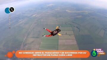 La rápida actuación de un instructor que ayuda a una joven en plena caída libre a abrir su paracaídas