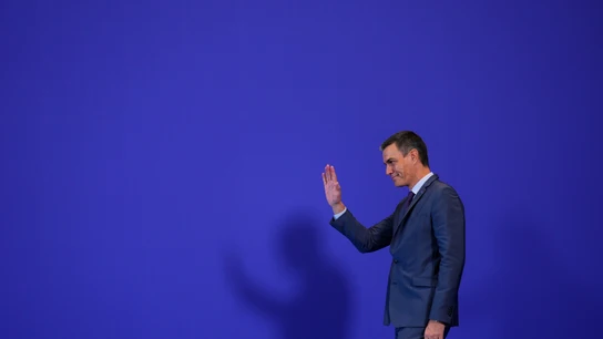 Pedro Sánchez saluda durante la cumbre europea de Granada Pedro Sánchez saluda durante la cumbre europea de Granada