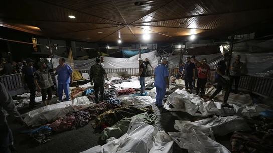 Decenas de cadáveres tras el bombardeo a un hospital de Gaza, que ha dejado más de 500 muertos Decenas de cadáveres tras el bombardeo a un hospital de Gaza, que ha dejado más de 500 muertos