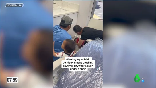 Un dentista tiene que atender a su pequeño paciente bajo una silla porque el niño no deja de esconderse Un dentista tiene que atender a su pequeño paciente bajo una silla porque el niño no deja de esconderse