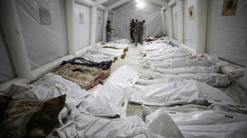 Decenas de cadáveres tras el bombardeo a un hospital de Gaza, que ha dejado más de 500 muertos