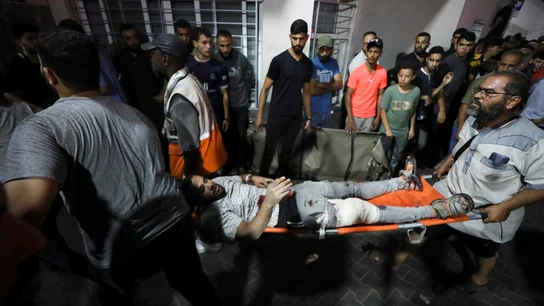 Ciudadanos palestinos intentan evacuar a uno de los heridos por el bombardeo de Israel contra un hospital de la Franja de Gaza Ciudadanos palestinos intentan evacuar a uno de los heridos por el bombardeo de Israel contra un hospital de la Franja de Gaza