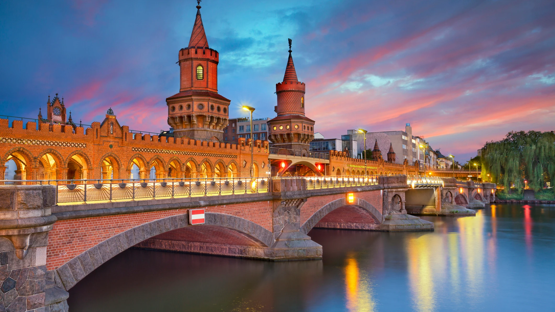 Puente Oberbaum de Berlín Puente Oberbaum de Berlín