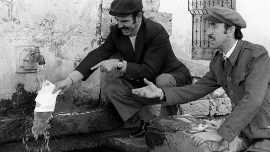 El actor Jesús Guzmán (derecha), junto a Rafael Hernández (izquierda), durante el rodaje de un episodio de "Crónicas de un pueblo", en enero de 1973 El actor Jesús Guzmán (derecha), junto a Rafael Hernández (izquierda), durante el rodaje de un episodio de "Crónicas de un pueblo", en enero de 1973
