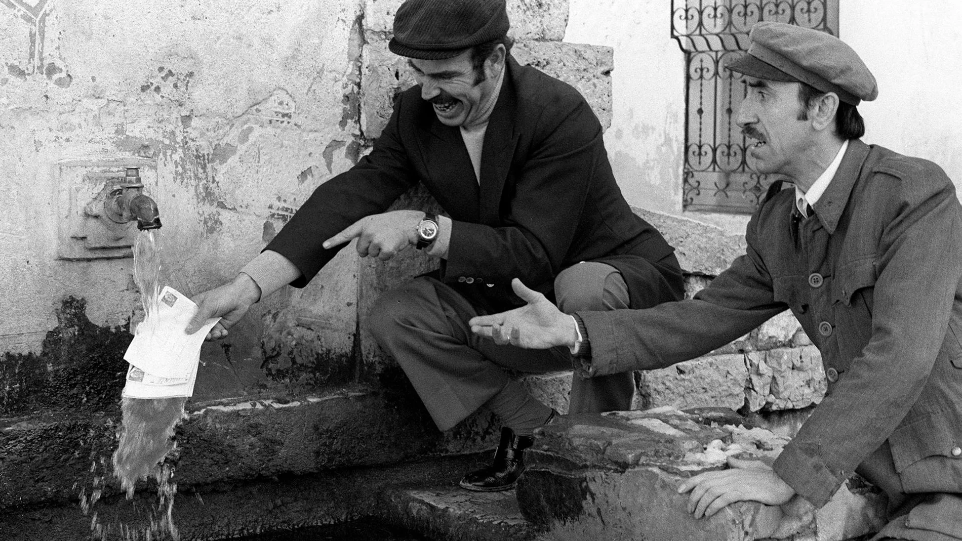 El actor Jesús Guzmán (derecha), junto a Rafael Hernández (izquierda), durante el rodaje de un episodio de &quot;Crónicas de un pueblo&quot;, en enero de 1973