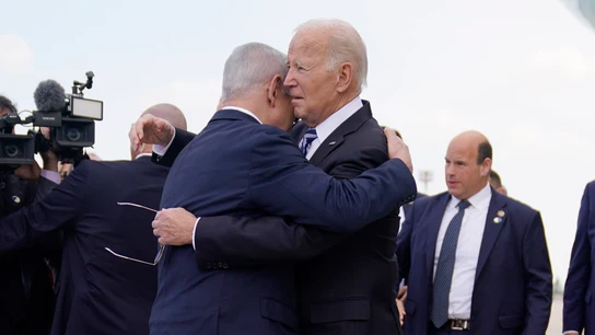 El primer ministro israelí, Benjamín Netanyahu, recibe al presidente de EEUU, Joe Biden, con un abrazo a su llegada a Tel Aviv El primer ministro israelí, Benjamín Netanyahu, recibe al presidente de EEUU, Joe Biden, con un abrazo a su llegada a Tel Aviv