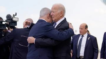 El primer ministro israelí, Benjamín Netanyahu, recibe al presidente de EEUU, Joe Biden, con un abrazo a su llegada a Tel Aviv