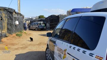 Agentes de la Guardia Civil liberan a la menor vendida y prostituida en un asentamiento chabolista de Níjar.