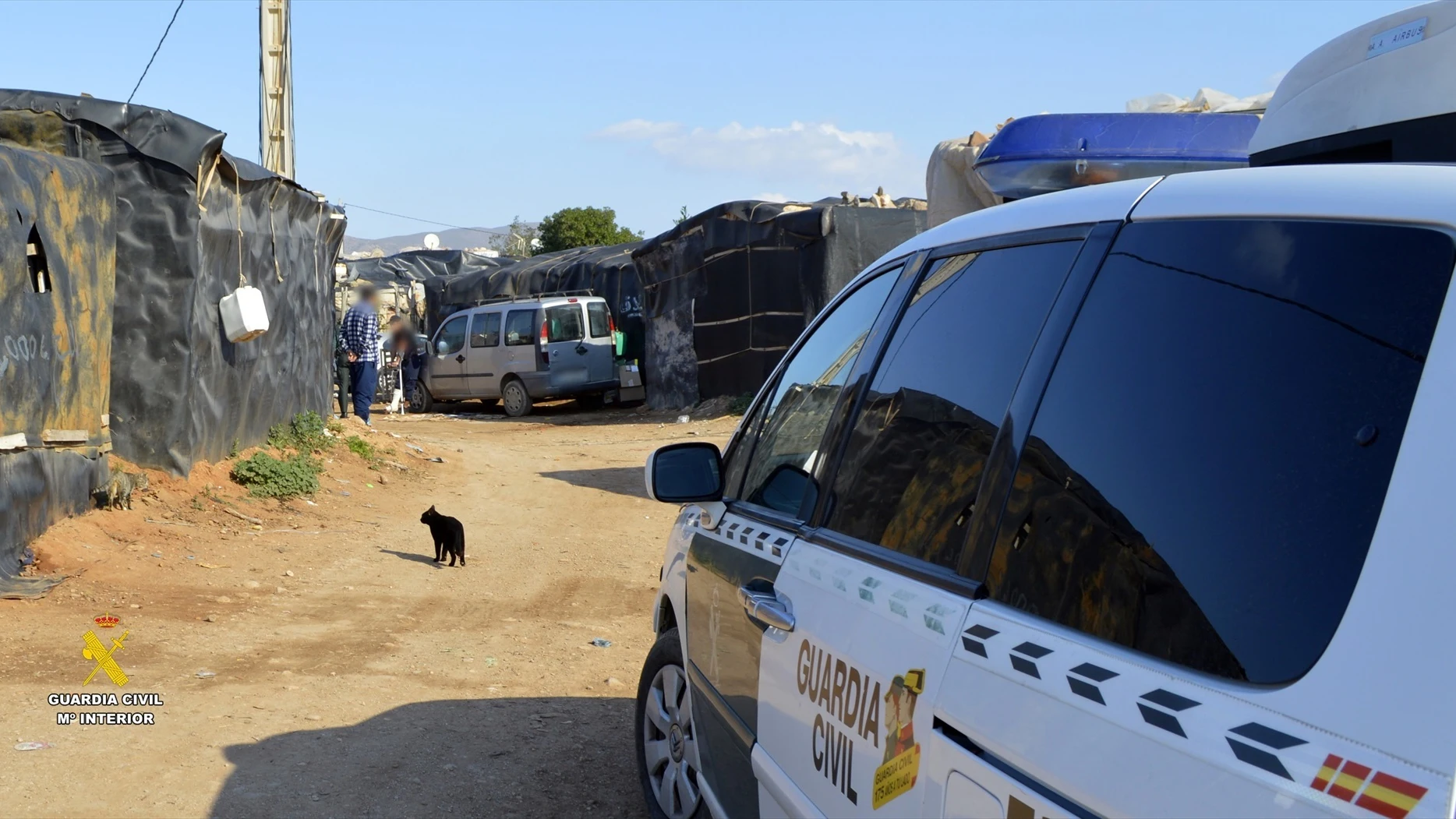 Agentes de la Guardia Civil liberan a la menor vendida y prostituida en un asentamiento chabolista de Níjar.