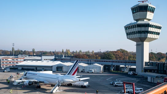Evacuan varios aeropuertos de Francia por amenaza de bomba Evacuan varios aeropuertos de Francia por amenaza de bomba