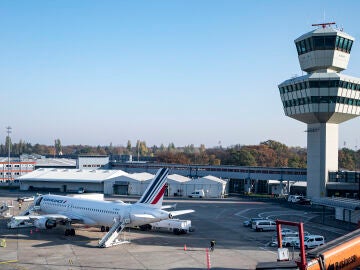 Eight airports in France evacuated due to bomb threat