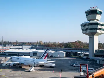 Evacuan varios aeropuertos de Francia por amenaza de bomba