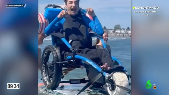 Un adolescente con parálisis cerebral consigue surfear gracias a sus amigos Un adolescente con parálisis cerebral consigue surfear gracias a sus amigos