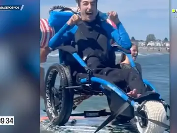 Un adolescente con parálisis cerebral consigue surfear gracias a sus amigos