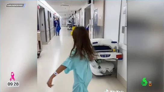 Una niña nerviosa por la operación va bailando al quirófano para calmar sus nervios: así la acompañan las enfermeras Una niña nerviosa por la operación va bailando al quirófano para calmar sus nervios: así la acompañan las enfermeras