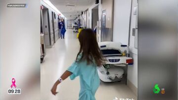 Una niña nerviosa por la operación va bailando al quirófano para calmar sus nervios: así la acompañan las enfermeras