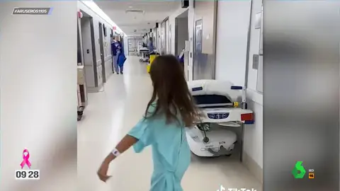 Una niña nerviosa por la operación va bailando al quirófano para calmar sus nervios: así la acompañan las enfermeras