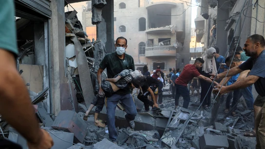 Un hombre carga a un niño herido en Khan Younis, en el sur de la Franja de Gaza Un hombre carga a un niño herido en Khan Younis, en el sur de la Franja de Gaza