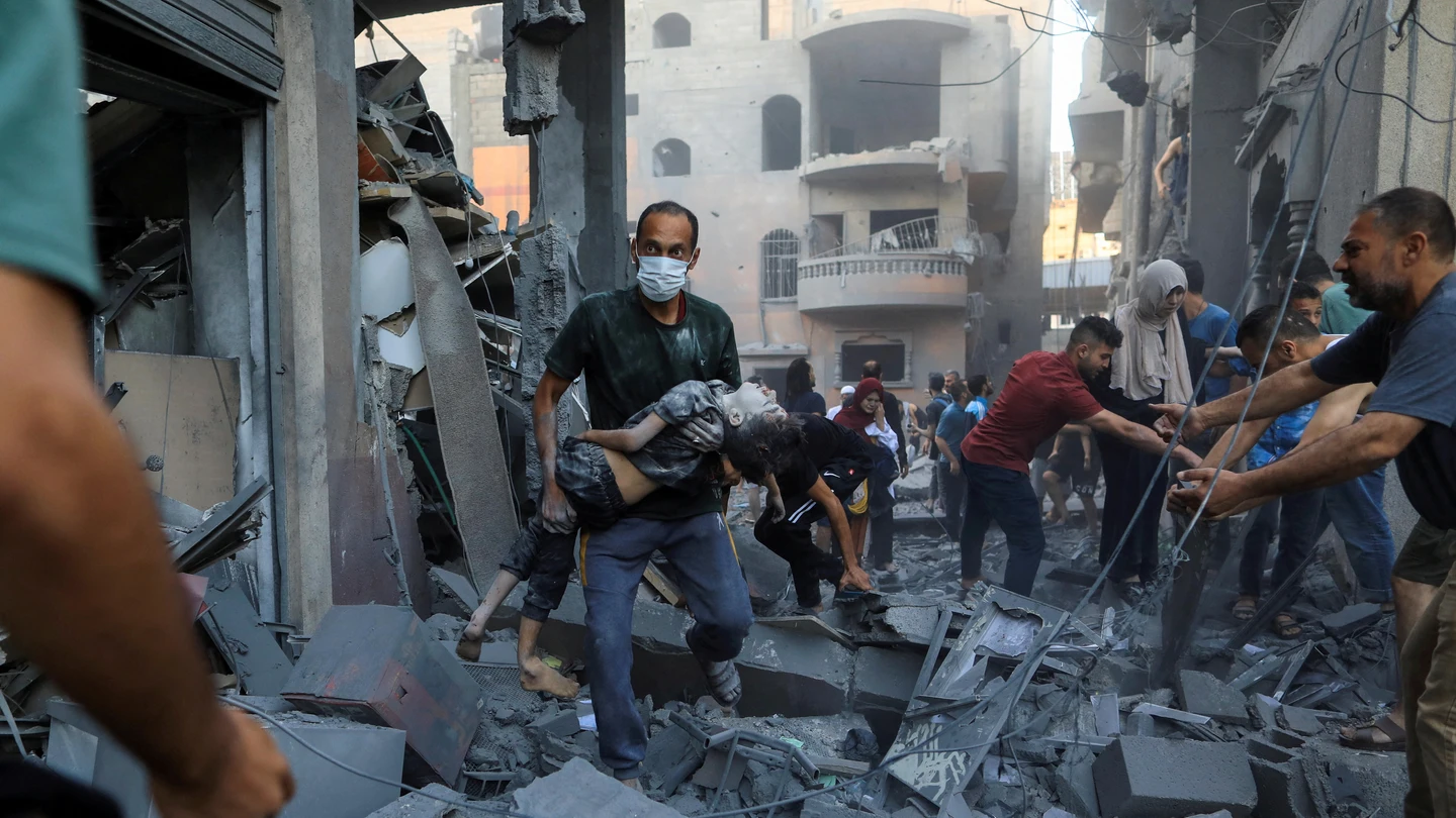 Un hombre carga a un niño herido en Khan Younis, en el sur de la Franja de Gaza Un hombre carga a un niño herido en Khan Younis, en el sur de la Franja de Gaza