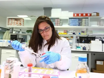 Una mujer trabaja en un laboratorio Una mujer trabaja en un laboratorio