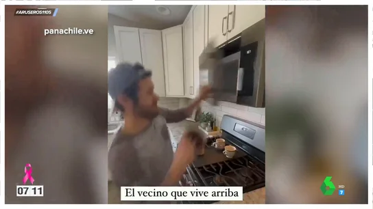 La divertida y viral parodia de tu vecino de arriba: zapatazos, portazos, carreras nocturnas y muebles arrastrándose La divertida y viral parodia de tu vecino de arriba: zapatazos, portazos, carreras nocturnas y muebles arrastrándose