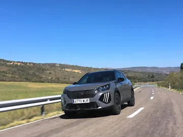Probamos el renovado Peugeot e-2008, uno de los coches más vendidos en nuestro país que vuelve con más potencia y autonomía Probamos el renovado Peugeot e-2008, uno de los coches más vendidos en nuestro país que vuelve con más potencia y autonomía