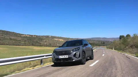 Probamos el renovado Peugeot e-2008, uno de los coches más vendidos en nuestro país que vuelve con más potencia y autonomía Peugeot e-2008