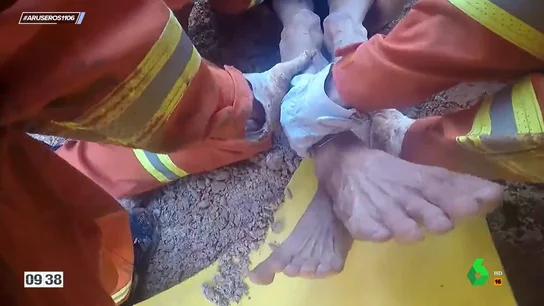 Los bomberos rescatan a un anciano con demencia senil atascado durante tres días en una tubería Los bomberos rescatan a un anciano con demencia senil atascado durante tres días en una tubería