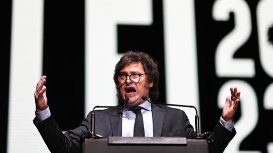 El candidato presidencial Javier Milei habla durante el cierre de su campaña en el Movistar Arena en Buenos Aires (Argentina). El candidato presidencial Javier Milei habla durante el cierre de su campaña en el Movistar Arena en Buenos Aires (Argentina).