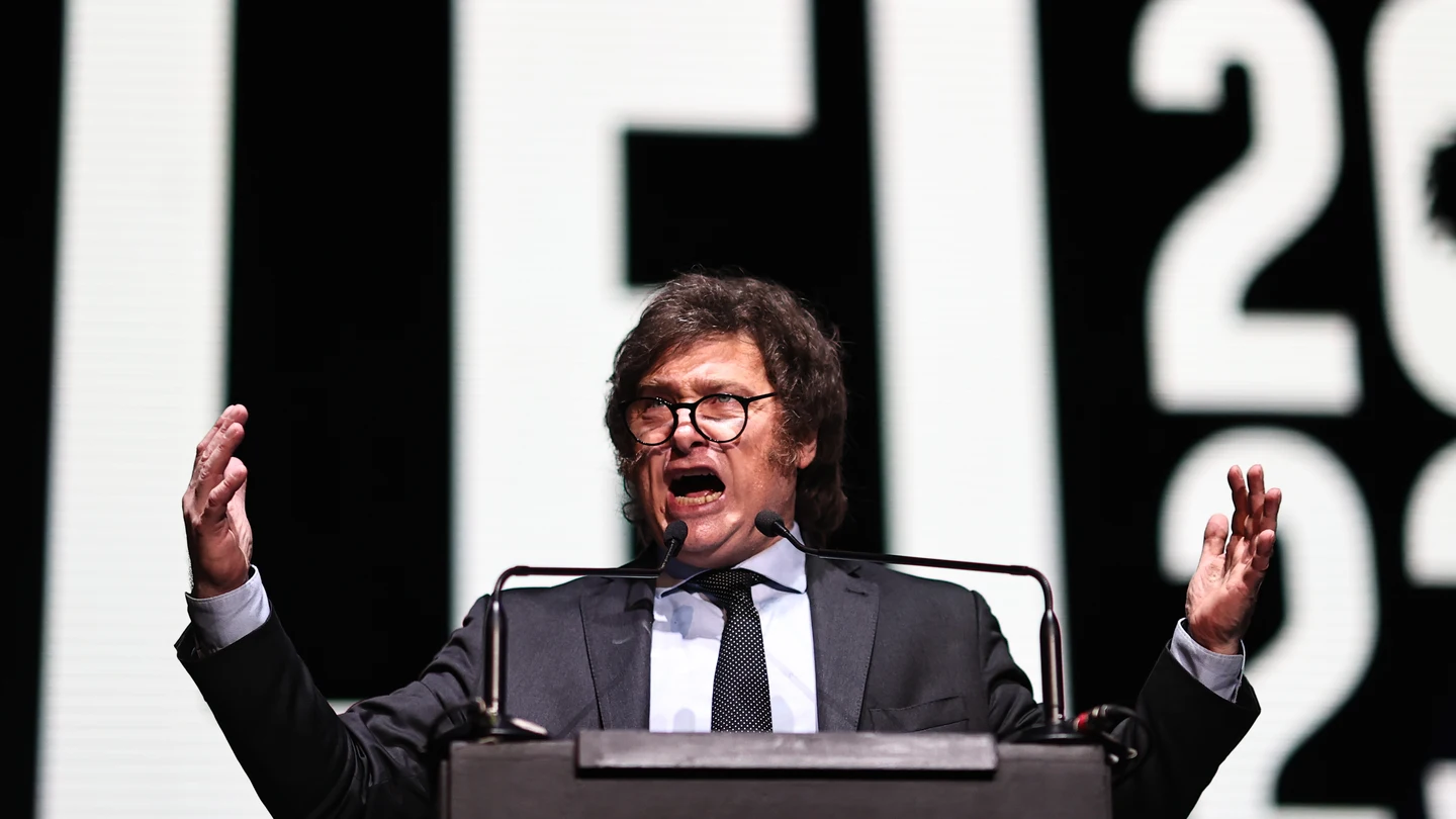 El candidato presidencial Javier Milei habla durante el cierre de su campaña en el Movistar Arena en Buenos Aires (Argentina). El candidato presidencial Javier Milei habla durante el cierre de su campaña en el Movistar Arena en Buenos Aires (Argentina).