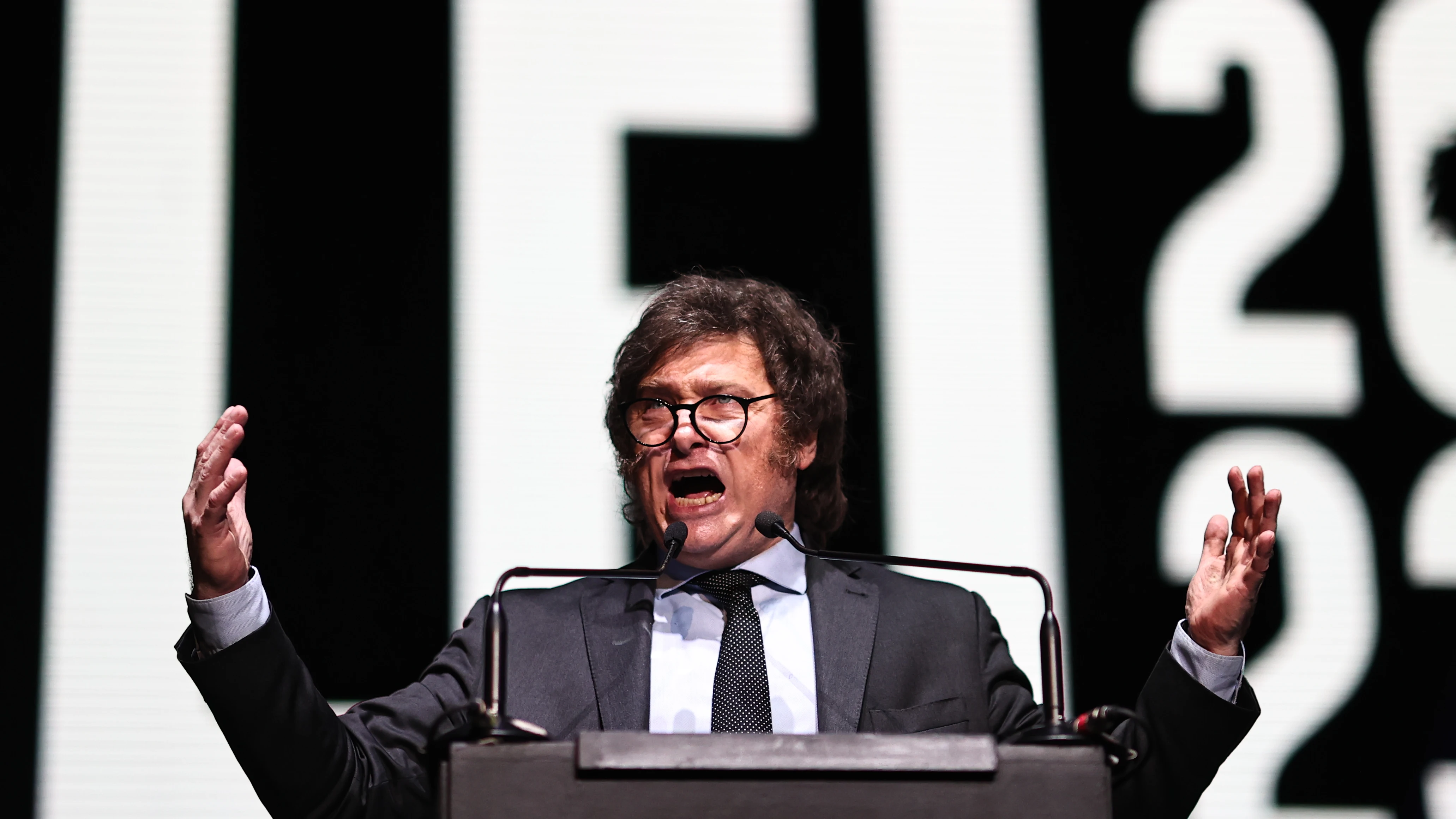 El candidato presidencial Javier Milei habla durante el cierre de su campaña en el Movistar Arena en Buenos Aires (Argentina).