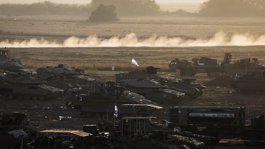 Una formación de tanques israelíes, posicionada cerca de la frontera de Israel con la Franja de Gaza Una formación de tanques israelíes, posicionada cerca de la frontera de Israel con la Franja de Gaza