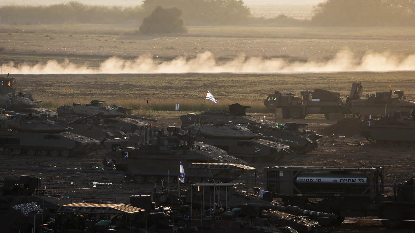 Una formación de tanques israelíes, posicionada cerca de la frontera de Israel con la Franja de Gaza Una formación de tanques israelíes, posicionada cerca de la frontera de Israel con la Franja de Gaza