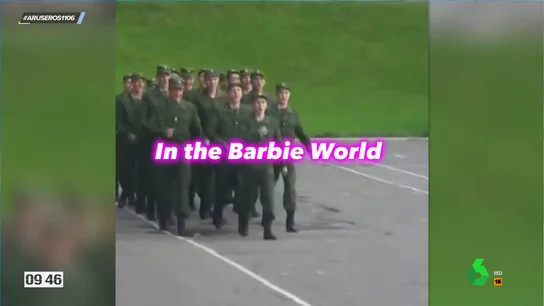 El surrealista vídeo de unos soldados cantando 'Barbie Girl' mientras desfilan: "Come on Barbie, let's go party" El surrealista vídeo de unos soldados cantando 'Barbie Girl' mientras desfilan: "Come on Barbie, let's go party"