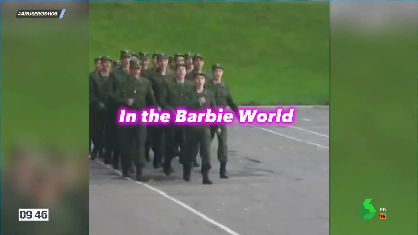 El surrealista vídeo de unos soldados cantando 'Barbie Girl' mientras desfilan: "Come on Barbie, let's go party" El surrealista vídeo de unos soldados cantando 'Barbie Girl' mientras desfilan: "Come on Barbie, let's go party"