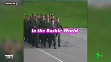 El surrealista vídeo de unos soldados cantando 'Barbie Girl' mientras desfilan: "Come on Barbie, let's go party"
