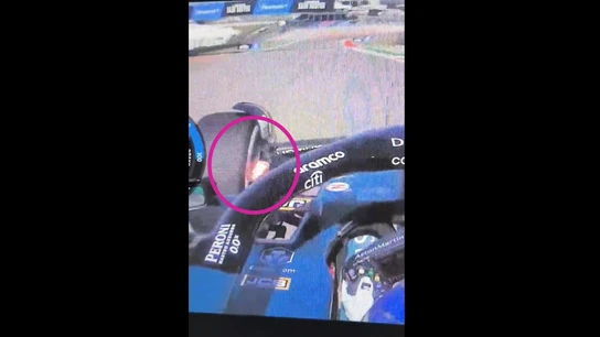 Fuego en el neumático de Fernando Alonso Fuego en el neumático de Fernando Alonso