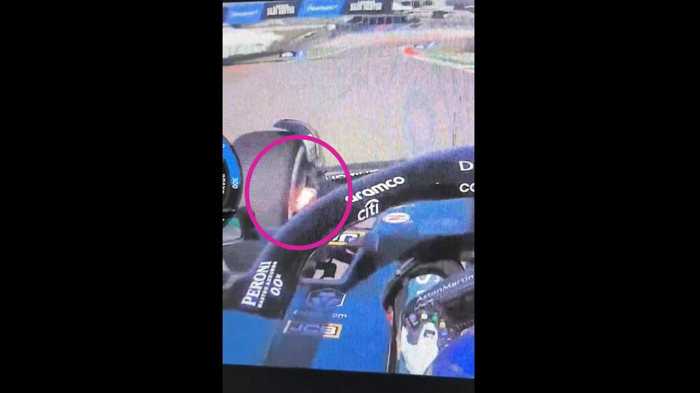 Fuego en el neumático de Fernando Alonso