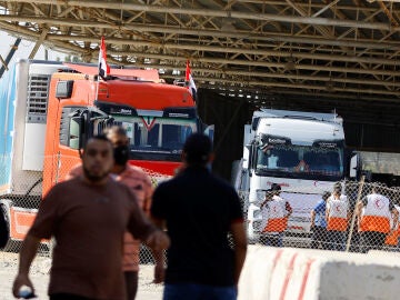 Gaza receives humanitarian aid from 20 trucks through the Rafah crossing after two weeks of siege