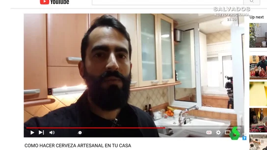 Alexis Sánchez muestra a Equipo de Investigación cómo elabora su propia cerveza artesanal Alexis Sánchez muestra a Equipo de Investigación cómo elabora su propia cerveza artesanal