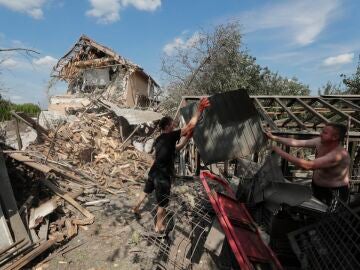 Al menos 6 muertos al impactar un misil ruso en una terminal de correos en Járkiv