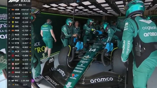 Fernando Alonso, en el garaje de Aston Martin Fernando Alonso, en el garaje de Aston Martin