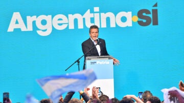  El candidato presidencial Sergio Massa habla tras conocerse los resultados de la primera vuelta de las elecciones argentinas