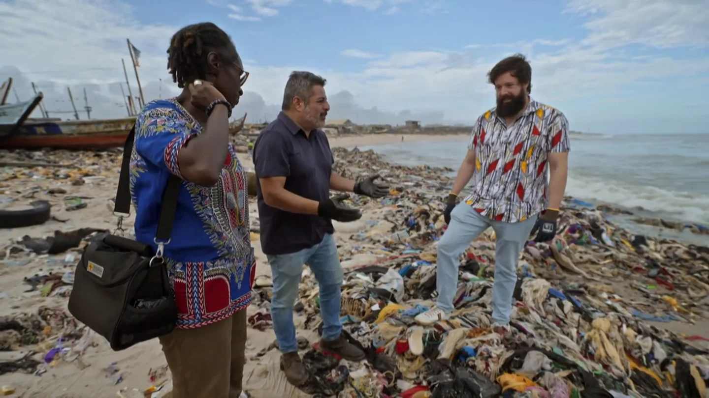 "No hay un centímetro de arena, solo hay ropa": la nauseabunda playa de Ghana donde van a parar las prendas usadas que llevas a donar "No hay un centímetro de arena, solo hay ropa": la nauseabunda playa de Ghana donde van a parar las prendas usadas que llevas a donar