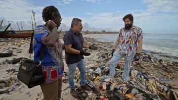 "No hay un centímetro de arena, solo hay ropa": la nauseabunda playa de Ghana donde van a parar las prendas usadas que llevas a donar