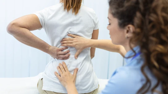 No, el reposo no funciona para el dolor lumbar: los consejos de los reumatólogos para aliviarlo No, el reposo no funciona para el dolor lumbar: los consejos de los reumatólogos para aliviarlo