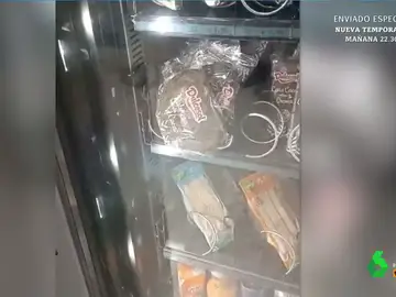 La divertida versión del vídeo viral de la palmera con una de chocolate que cae de una máquina de vending